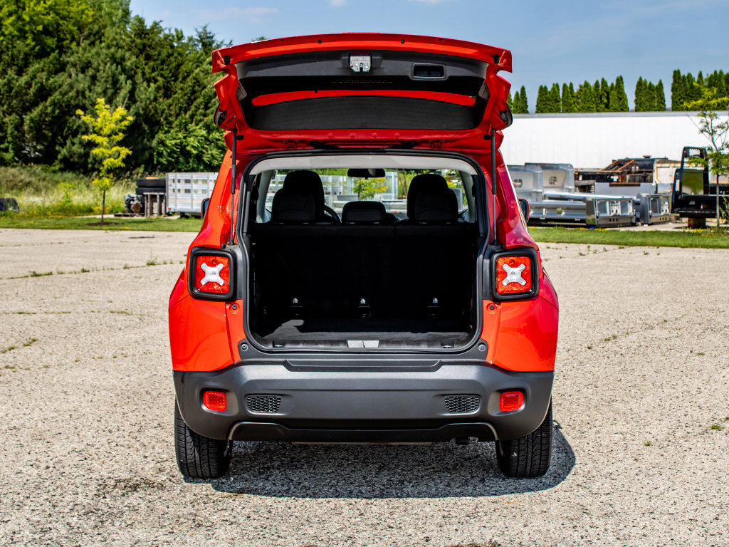 Used 2020 Jeep Renegade Latitude w/ Cold Weather Group AWD/4WD image 7