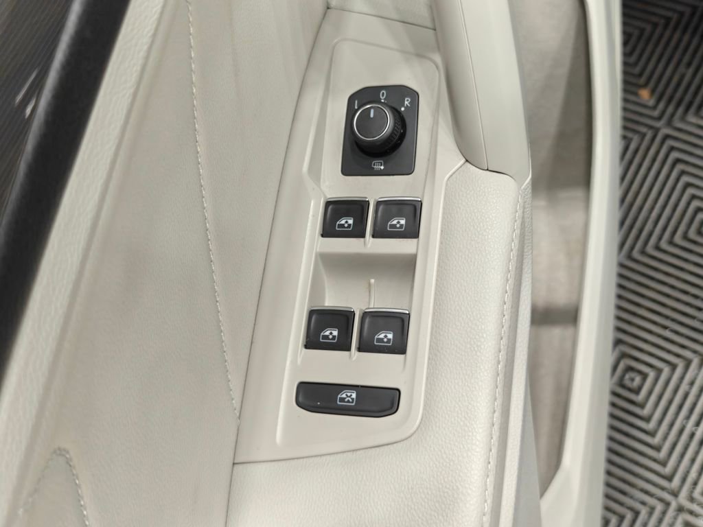Used 2024 Volkswagen Tiguan SE AWD/4WD image 43