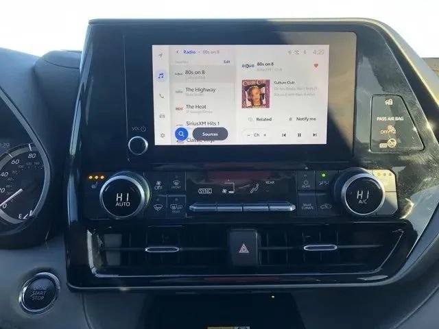 Used 2023 Toyota Highlander XLE image 16