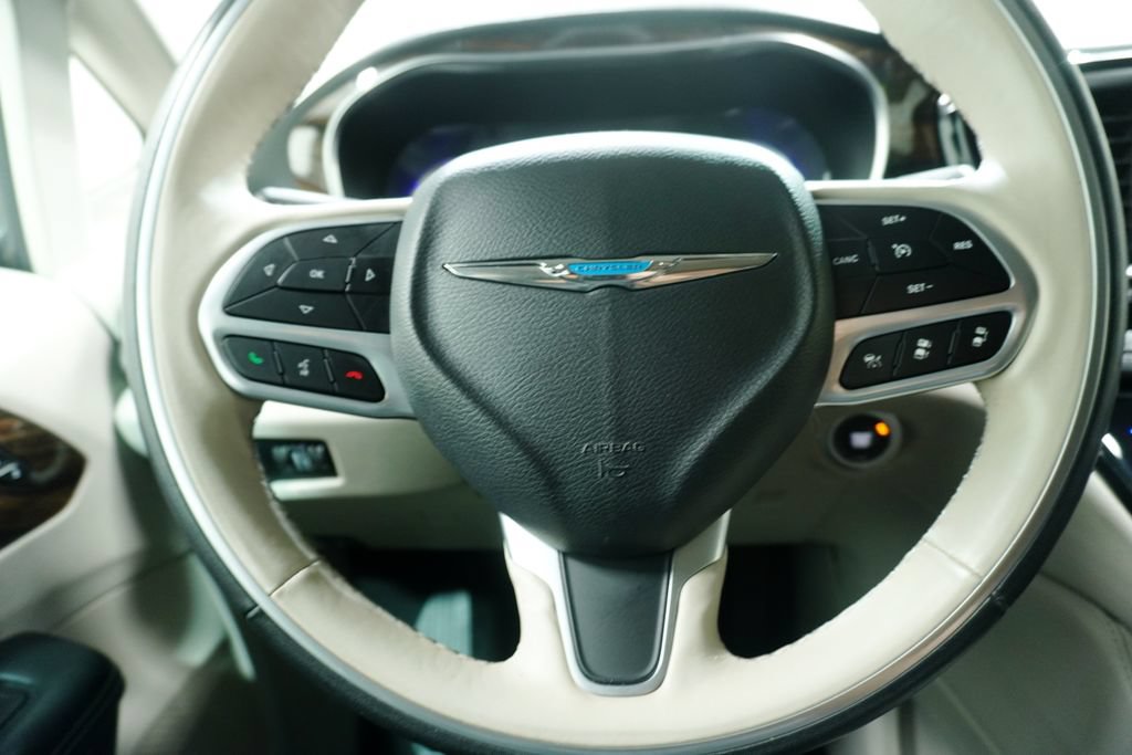 Used 2021 Chrysler Pacifica Limited w/ Uconnect Theater Family Group FWD image 21
