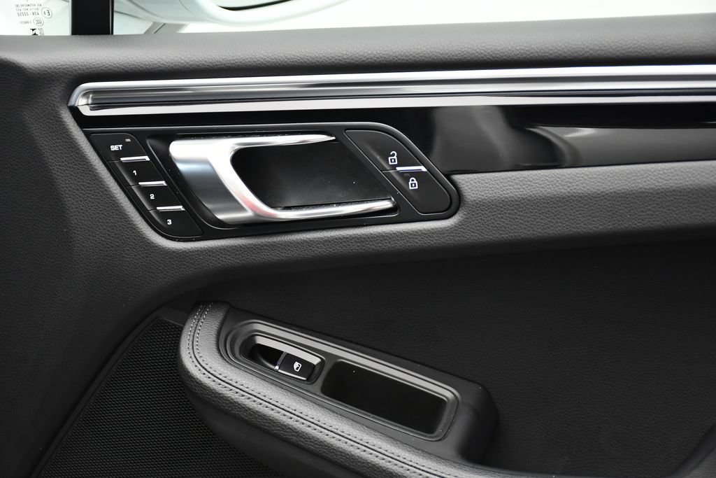 Certified 2023 Porsche Macan AWD/4WD image 40