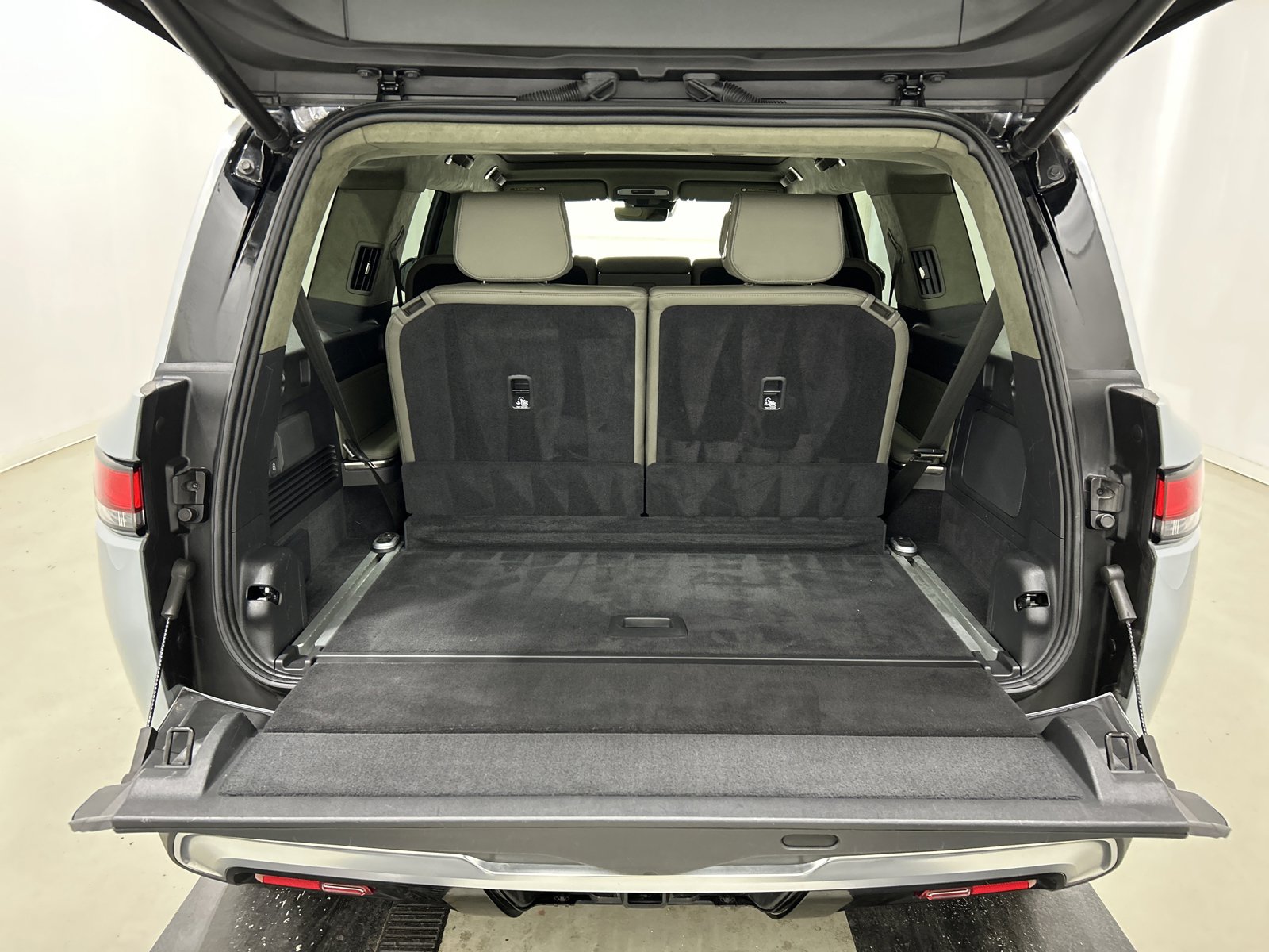 Used 2023 Rivian R1S Adventure image 15