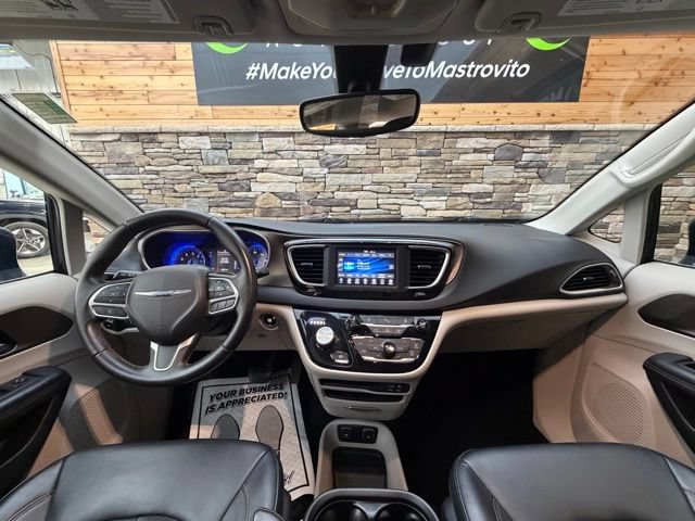Used 2018 Chrysler Pacifica Touring-L FWD image 19