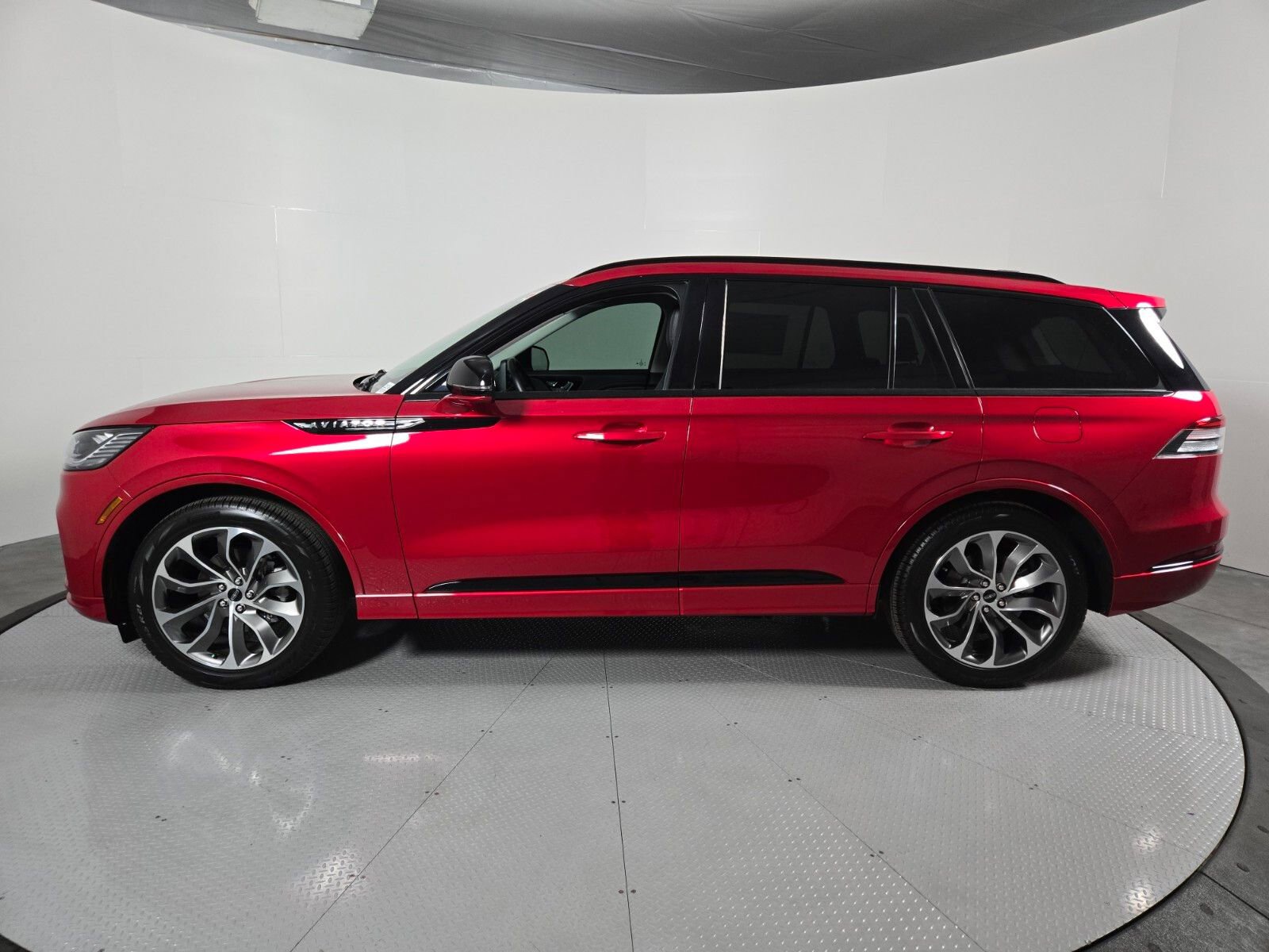 New 2026 Lincoln Aviator 2WD w/ Jet Appearance Package image 8