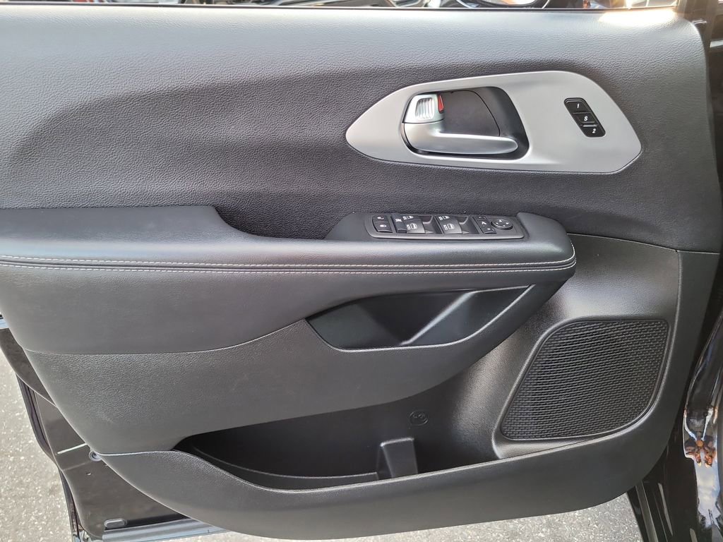 Certified 2025 Chrysler Pacifica Limited image 15