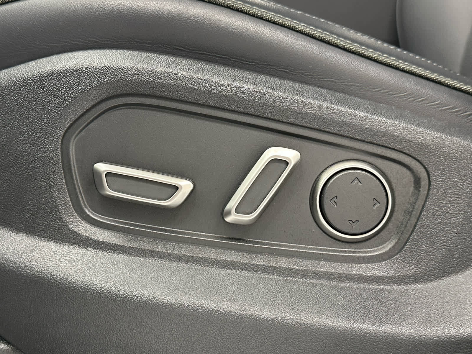 Used 2025 Rivian R1S Adventure image 12