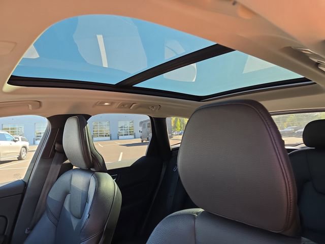 Used 2022 Volvo XC60 B5 Momentum w/ Climate Package image 26