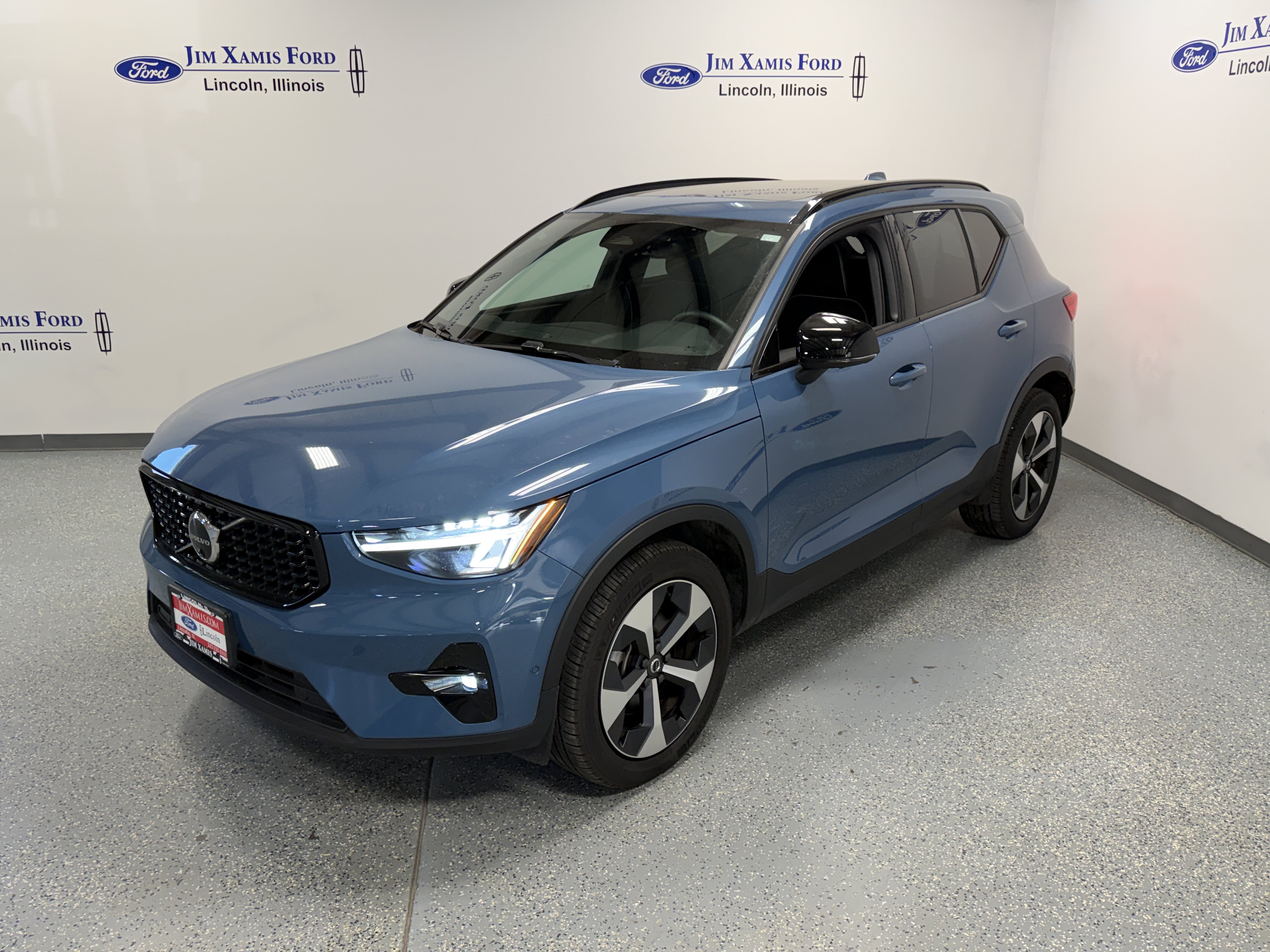 Used 2025 Volvo XC40 B5 Plus AWD/4WD image 3