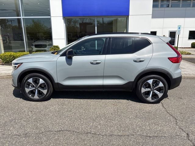 Used 2025 Volvo XC40 B5 Plus AWD/4WD image 2