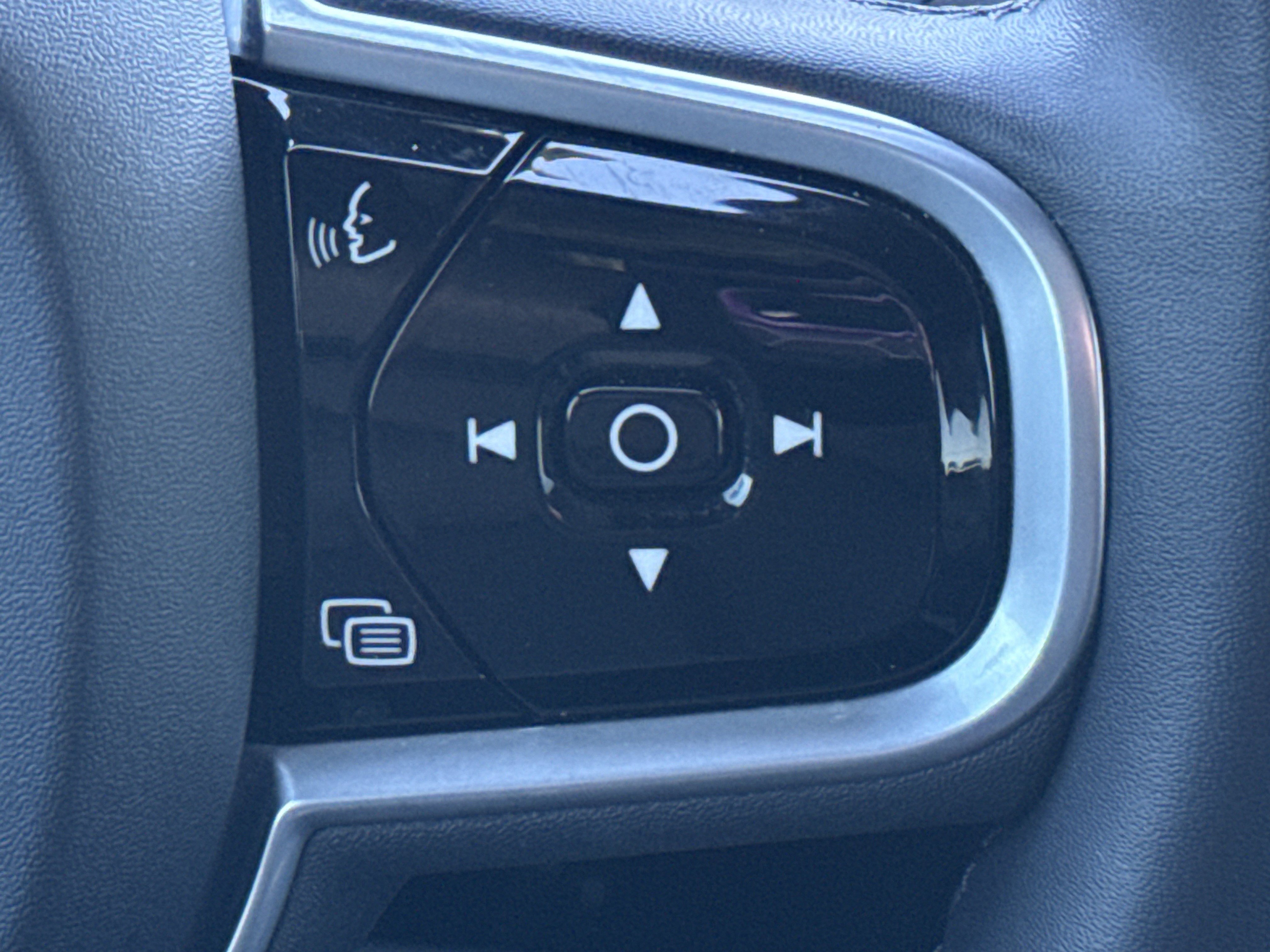 Used 2022 Volvo XC90 T8 R-Design w/ Advanced Package image 21