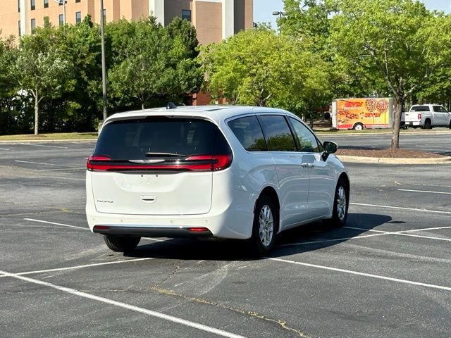 Used 2023 Chrysler Pacifica Touring-L FWD image 7