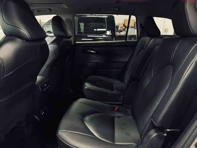 Used 2025 Toyota Highlander XLE image 18