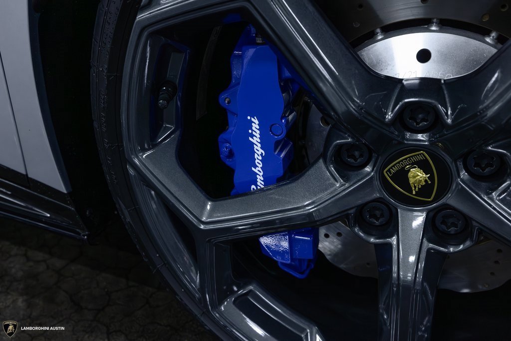 Used 2021 Lamborghini Huracan EVO image 18