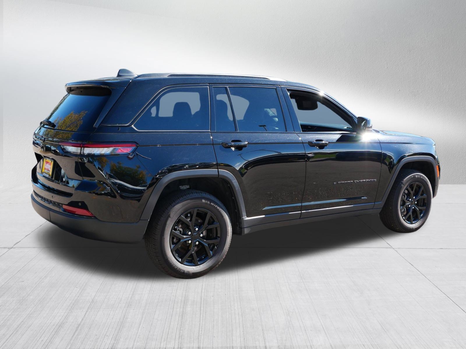 Used 2025 Jeep Grand Cherokee Altitude AWD/4WD image 7