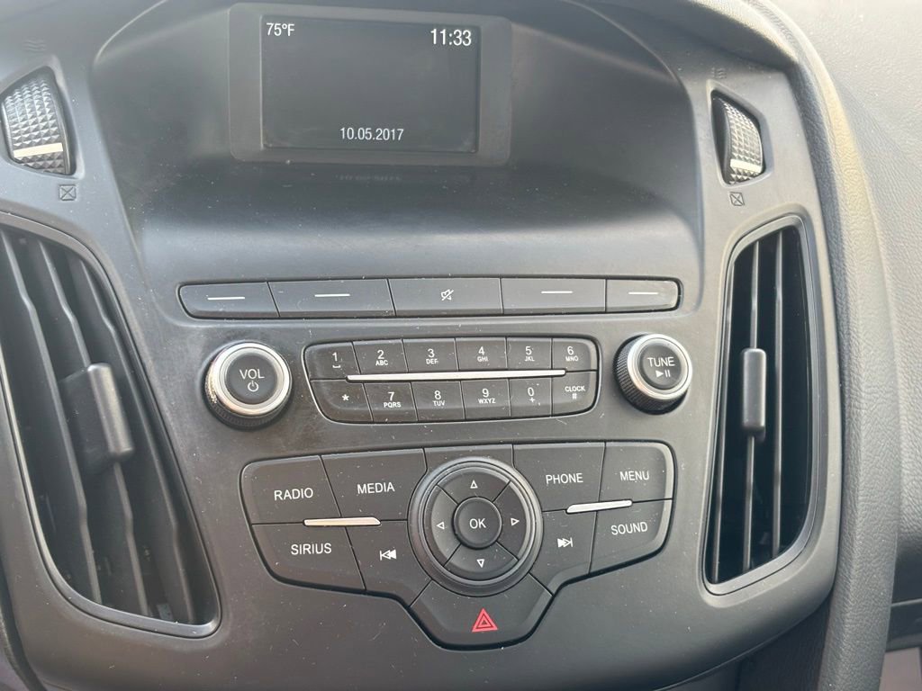 Used 2018 Ford Focus SE w/ SE Appearance Package image 17