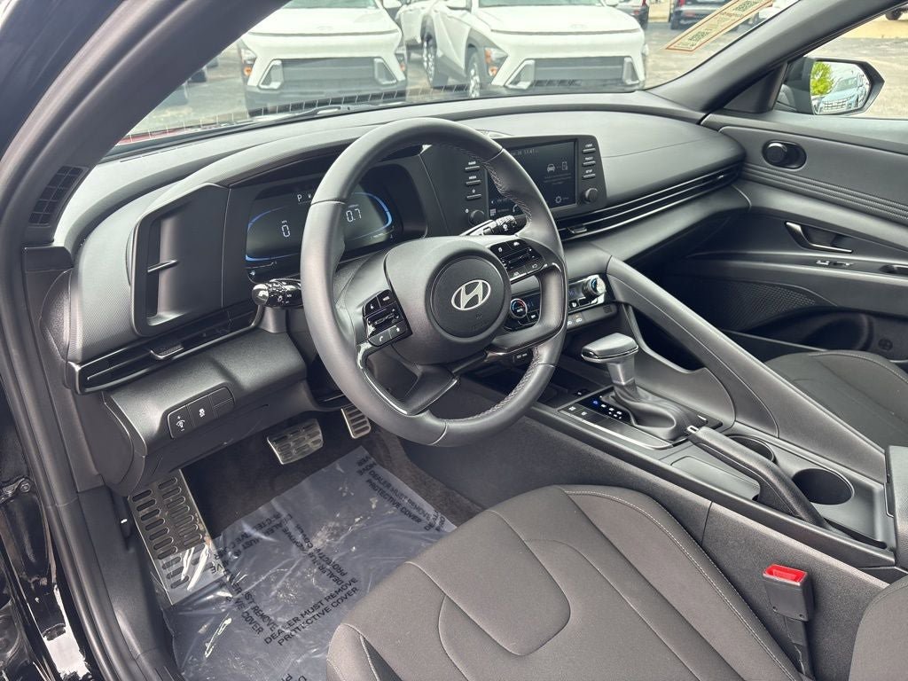 Certified 2025 Hyundai Elantra Sport FWD image 13