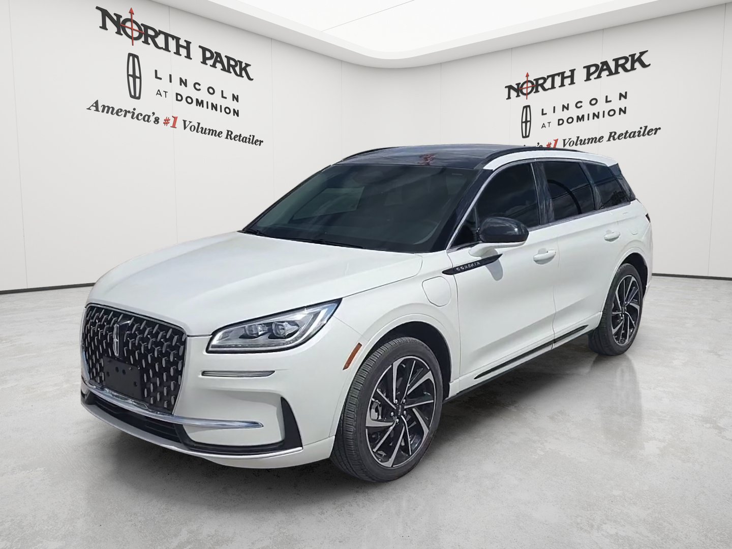 Used 2025 Lincoln Corsair Grand Touring AWD/4WD image 1