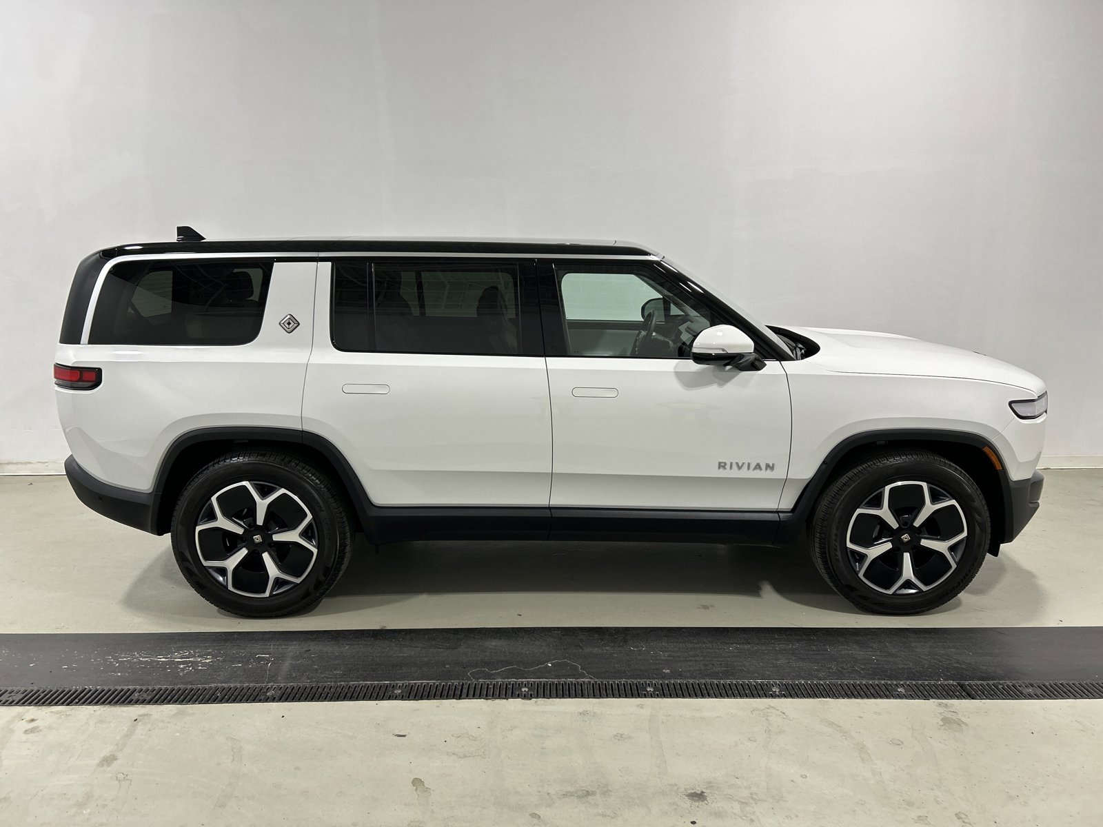 Used 2024 Rivian R1S Adventure AWD/4WD image 6