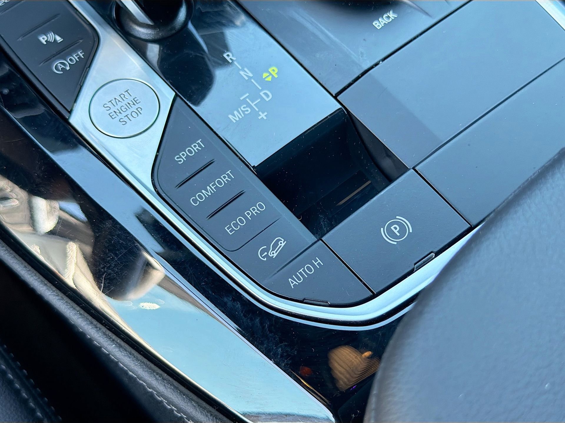 Certified 2025 BMW X4 xDrive30i w/ Premium Package image 30