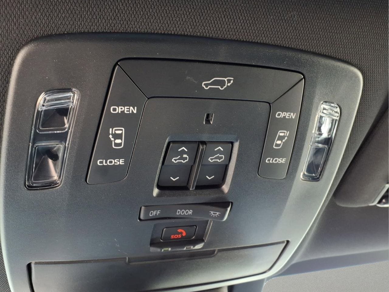 Used 2025 Toyota Sienna Platinum FWD image 22