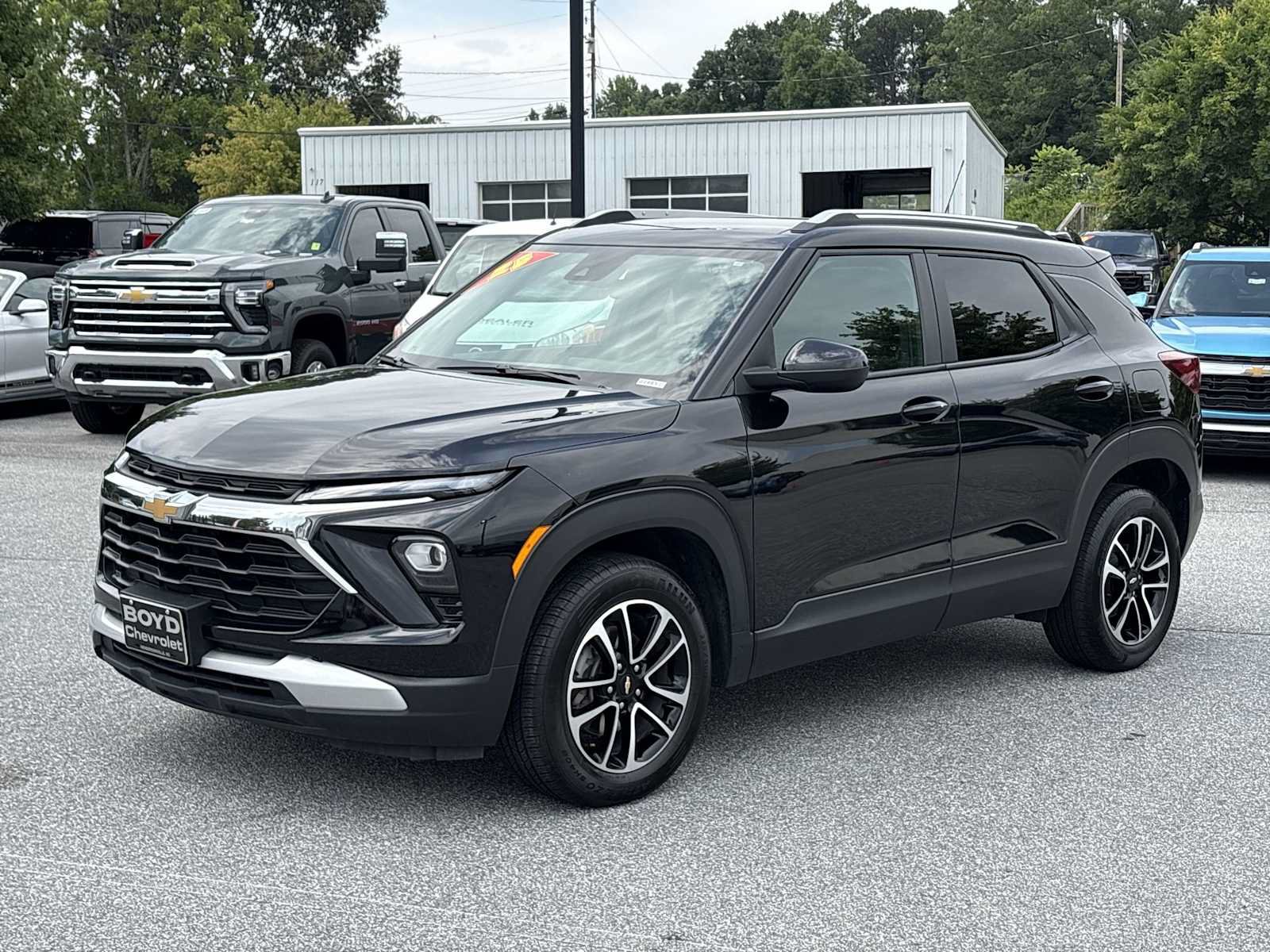 Used 2025 Chevrolet TrailBlazer LT AWD/4WD image 2