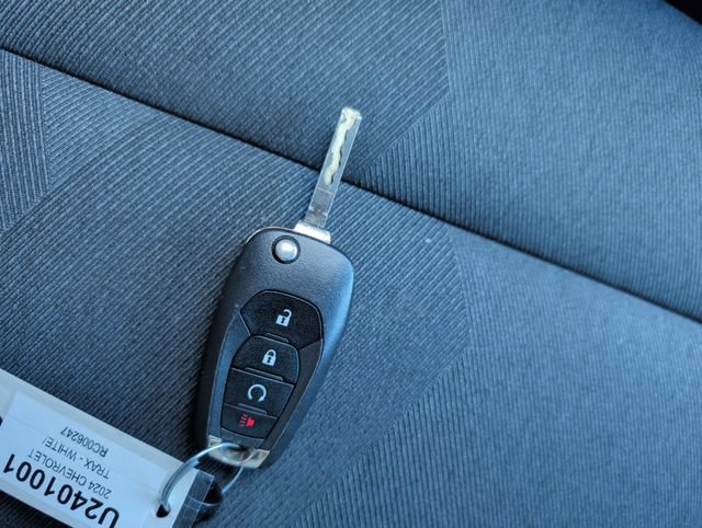 Used 2024 Chevrolet Trax RS FWD image 25