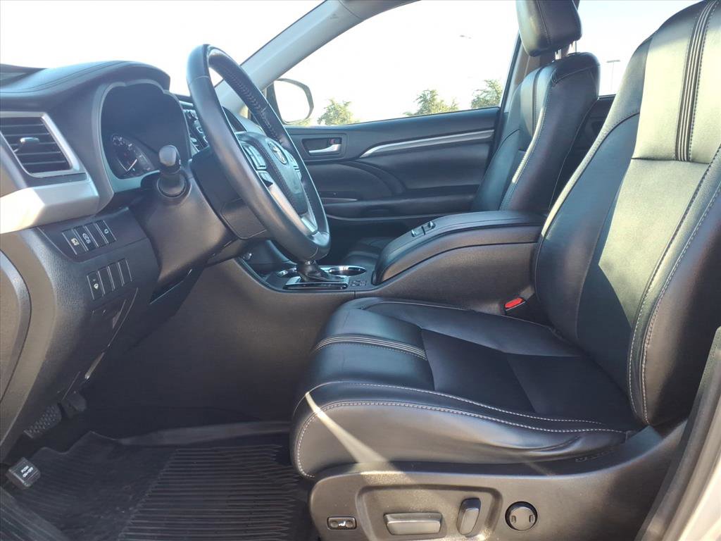 Used 2017 Toyota Highlander SE image 19