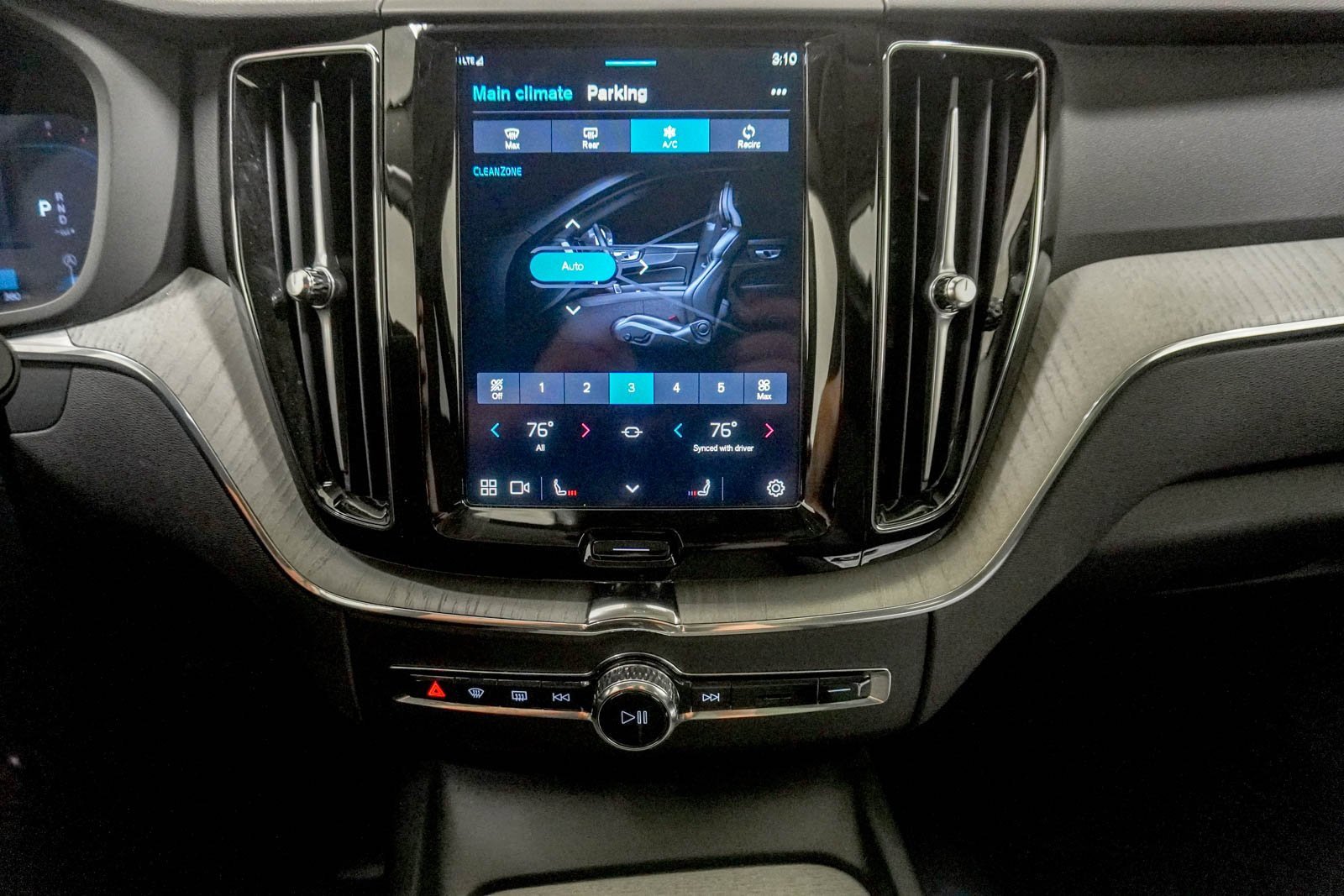 Used 2025 Volvo XC60 B5 Plus image 23