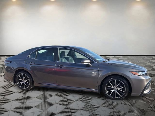 Used 2024 Toyota Camry SE w/ Convenience Package image 4
