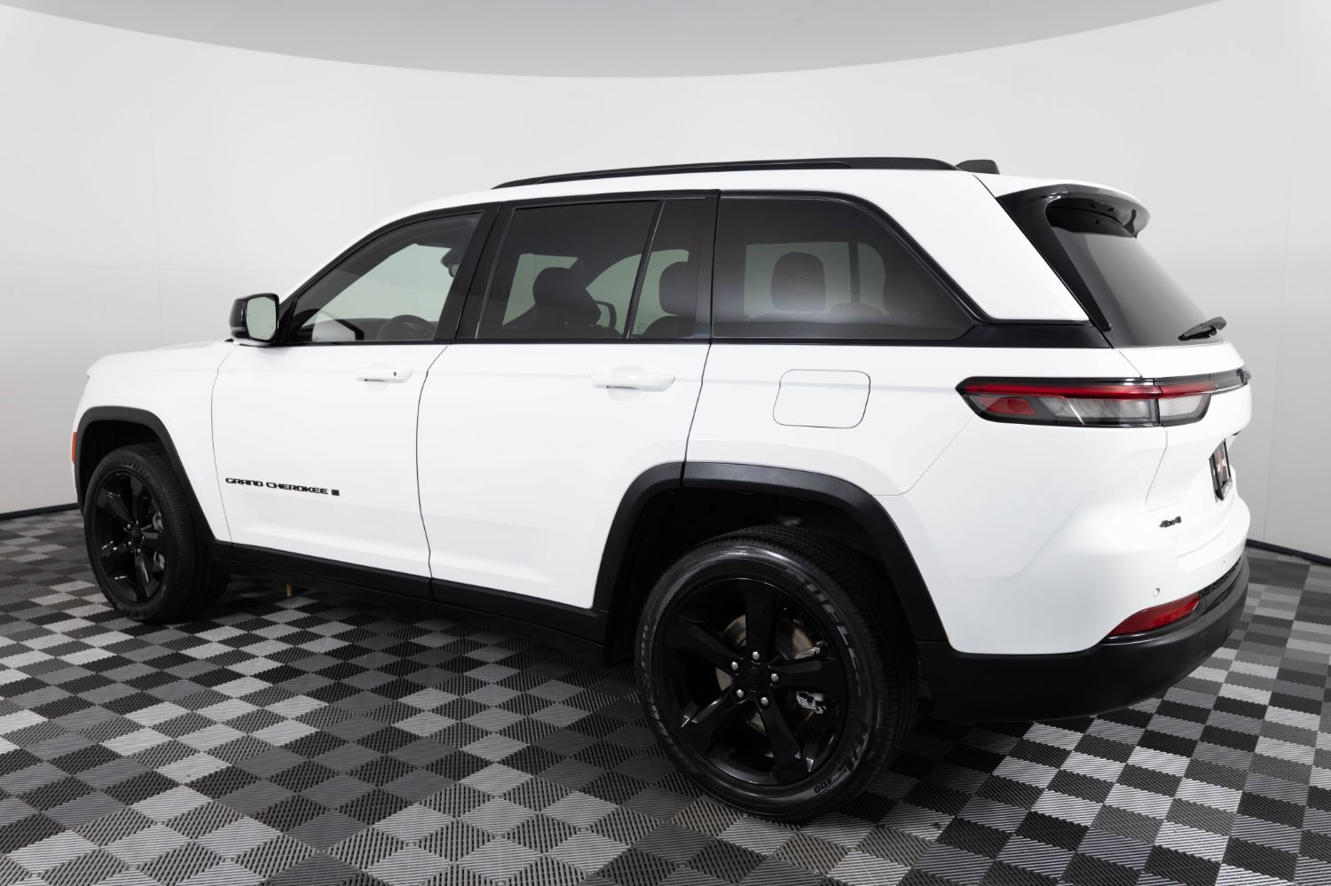 Used 2023 Jeep Grand Cherokee Altitude AWD/4WD image 4