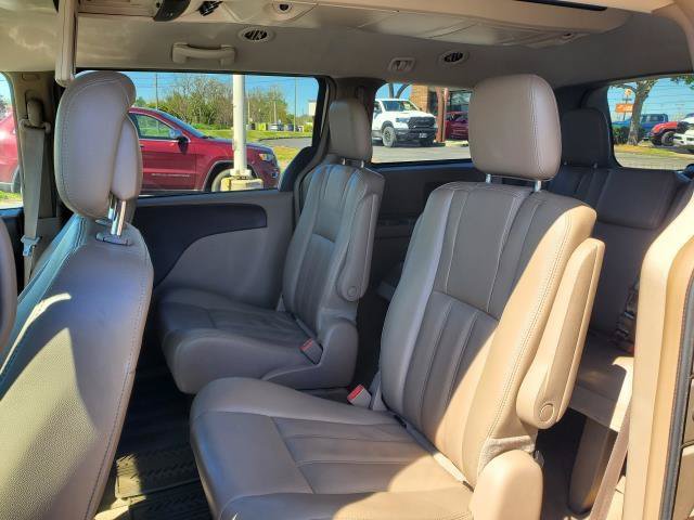 Used 2014 Chrysler Town & Country Touring FWD image 23