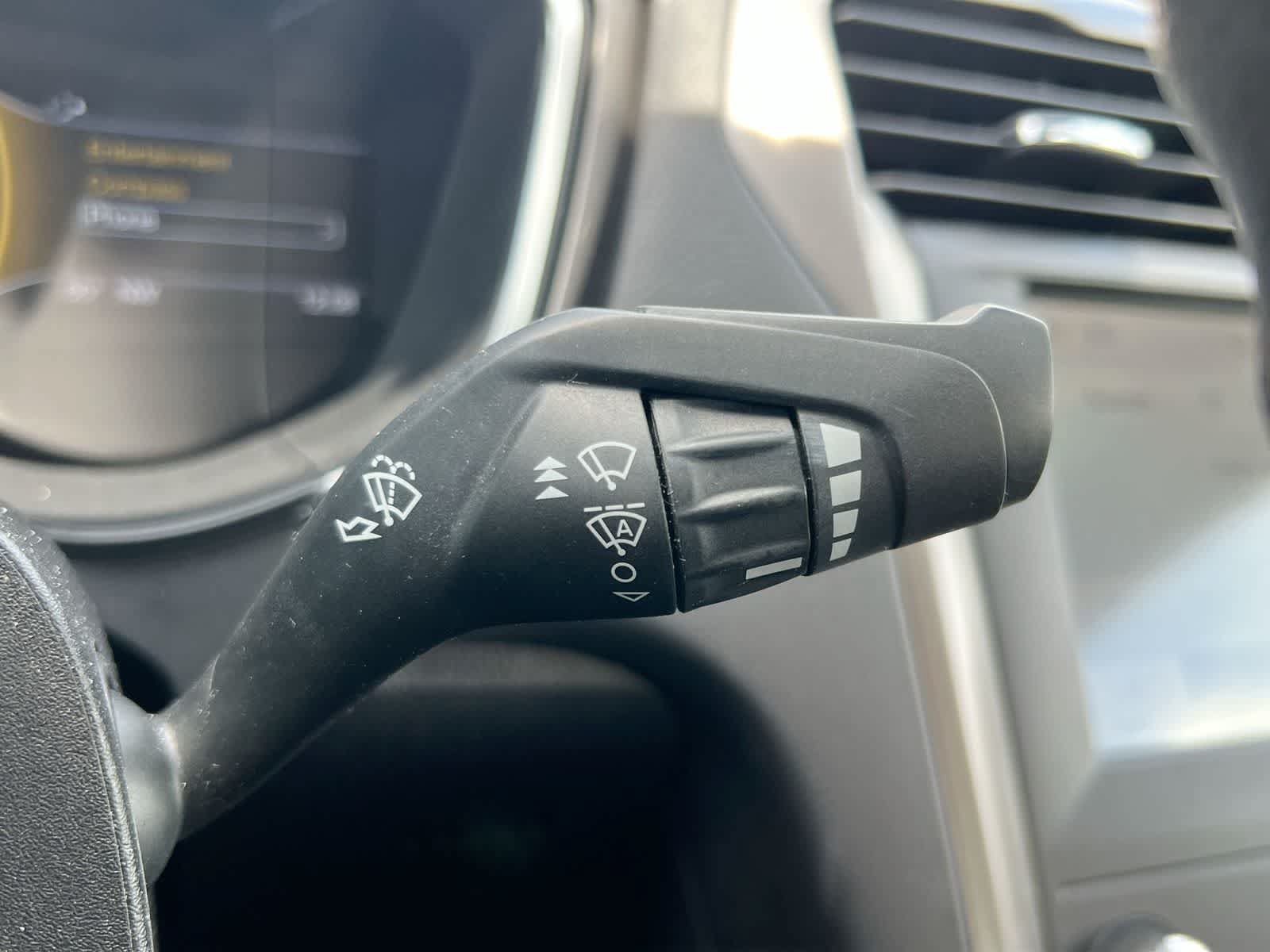 Used 2020 Ford Fusion SE FWD image 25