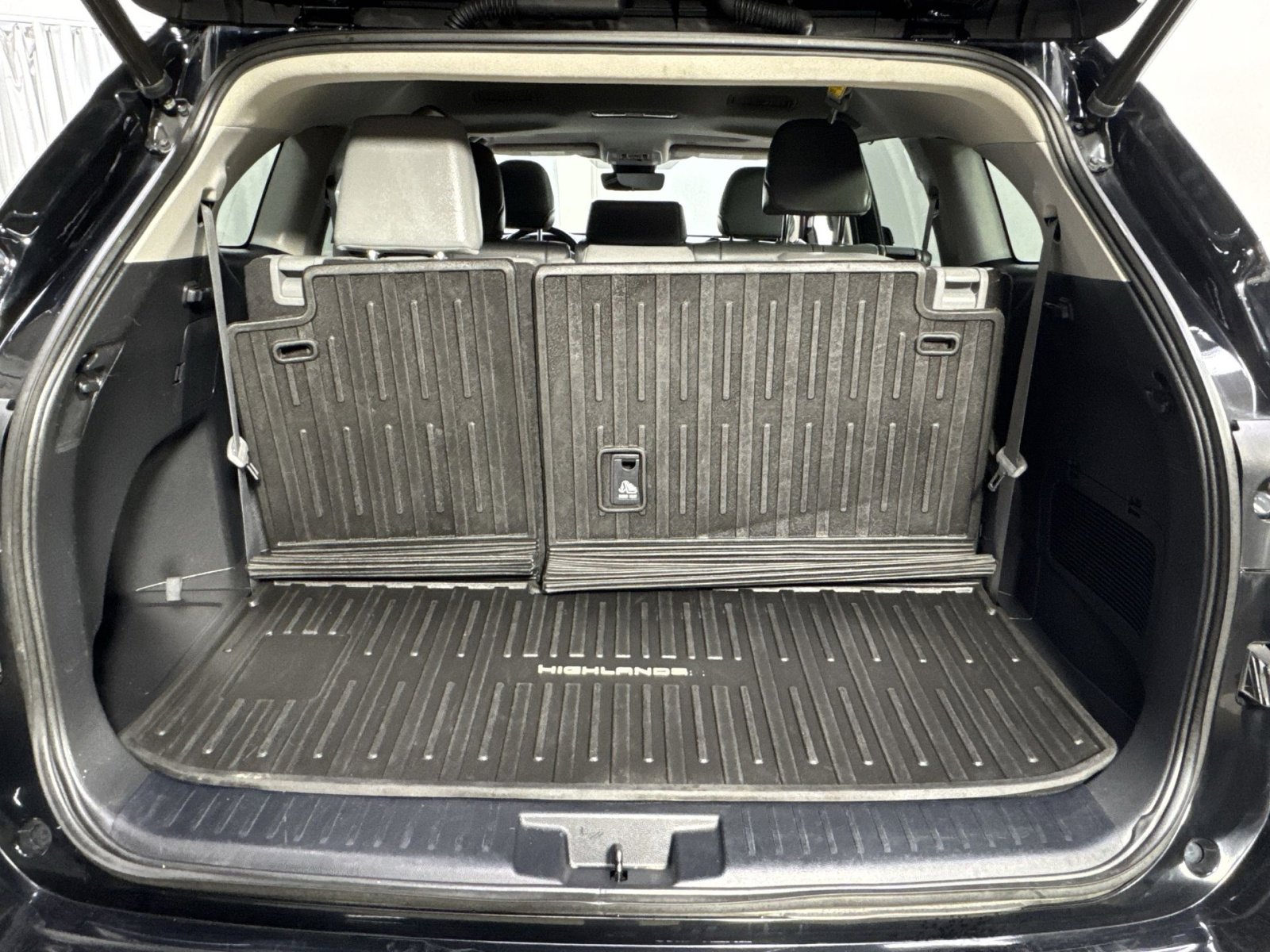 Used 2023 Toyota Highlander XLE FWD image 39
