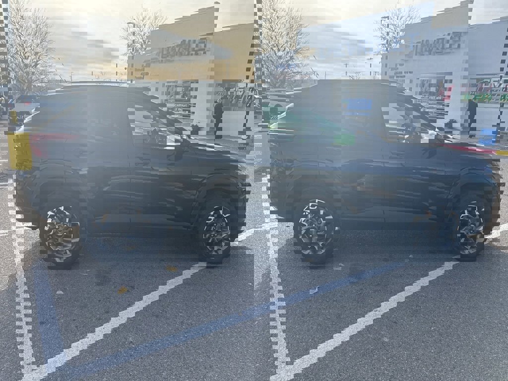 Certified 2025 Chevrolet Trax LT image 2