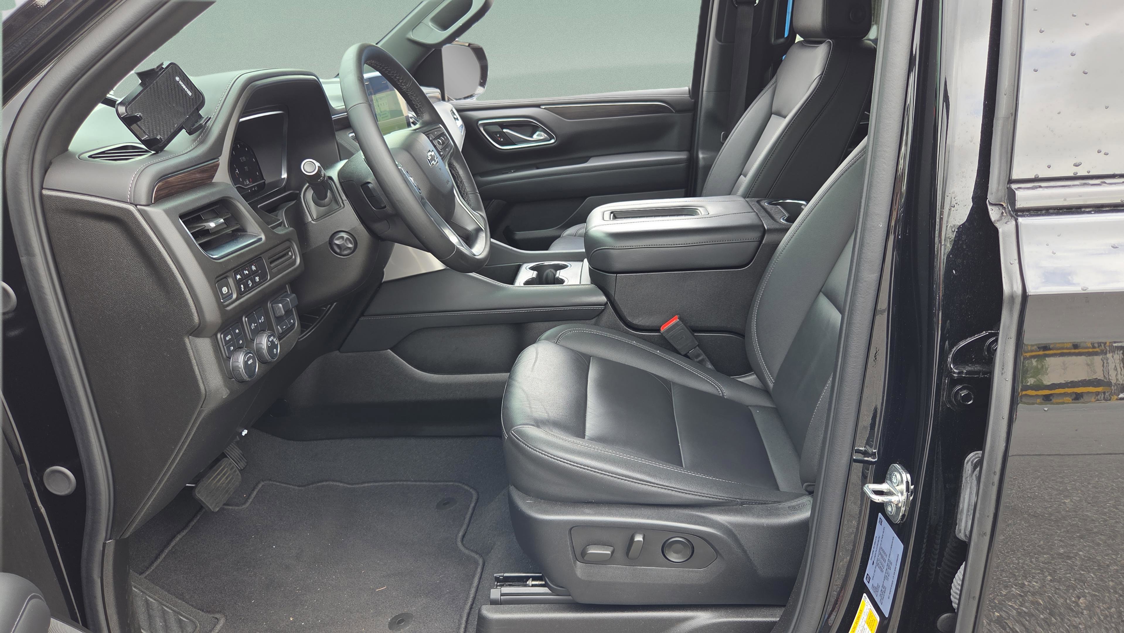 Used 2024 Chevrolet Tahoe Z71 w/ Luxury Package image 9