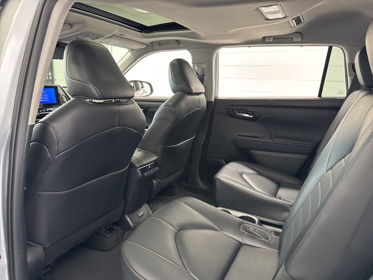 Used 2023 Toyota Highlander XLE image 42