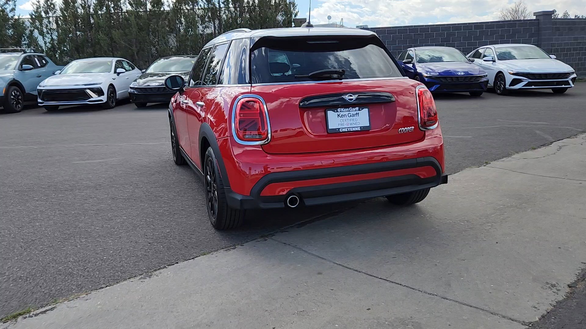 Used 2024 MINI Cooper 4-Door Hardtop image 2
