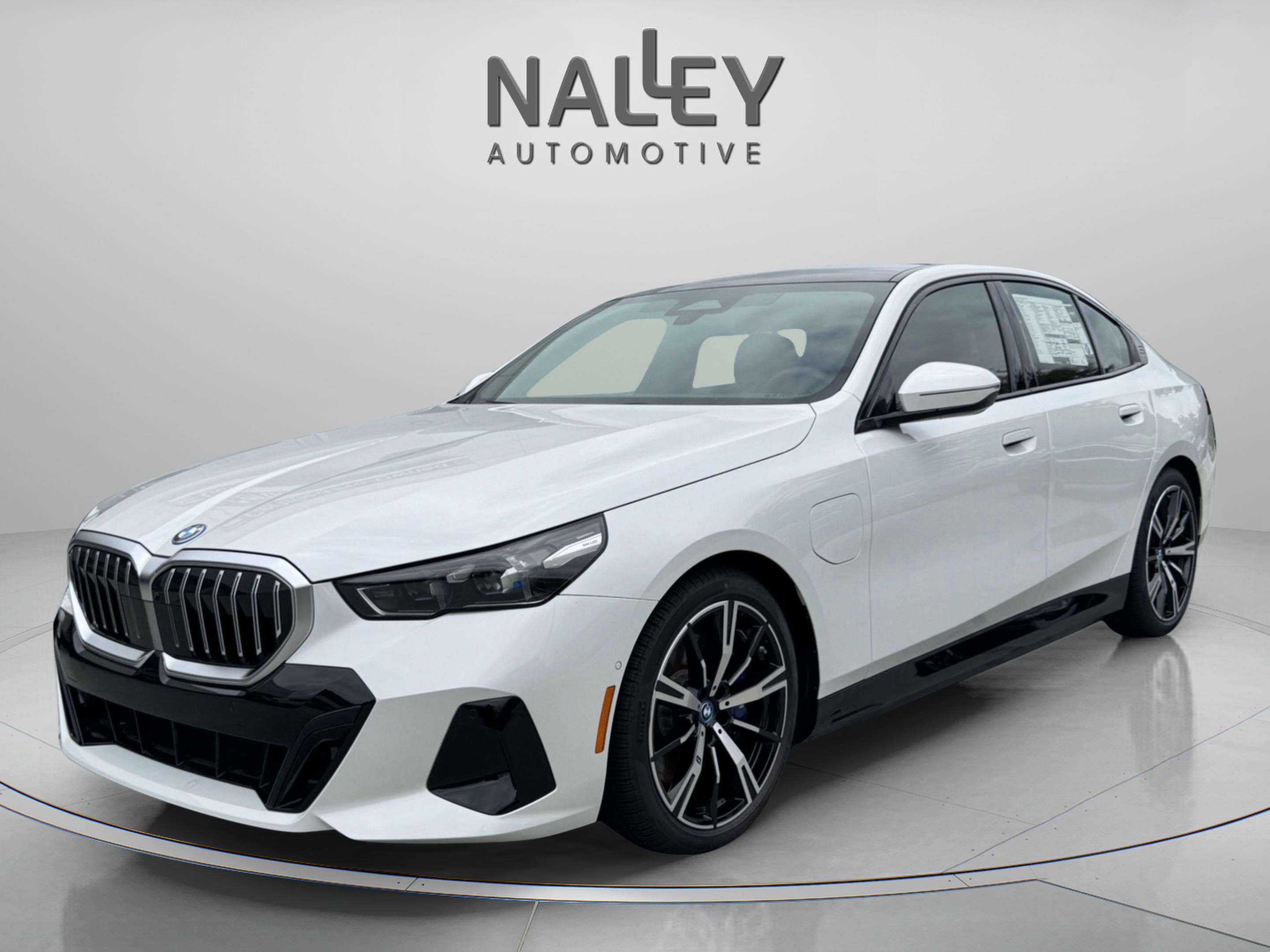 Used 2025 BMW 550e xDrive w/ Premium Package image 1