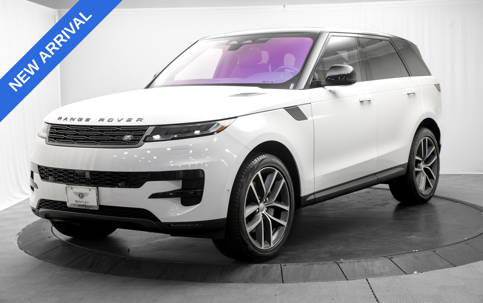Used 2023 Land Rover Range Rover Sport SE AWD/4WD image 3
