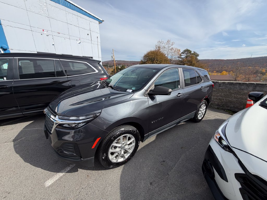Used 2022 Chevrolet Equinox LS w/ LS Convenience Package AWD/4WD image 2