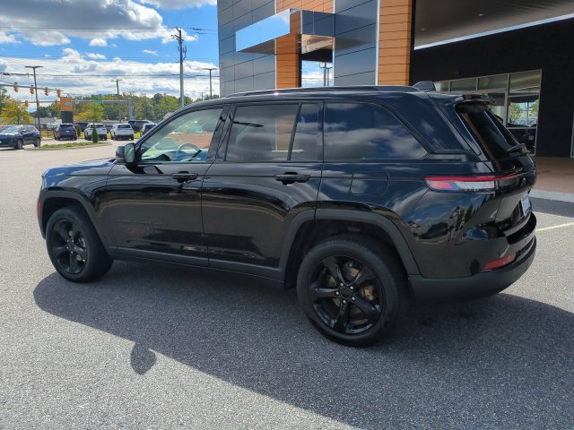 Used 2023 Jeep Grand Cherokee Limited w/ Black Appearance Package AWD/4WD image 6