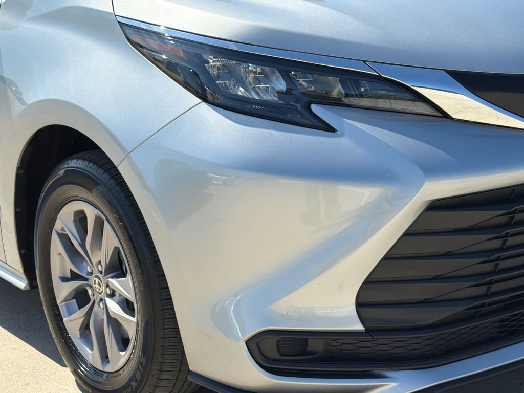 Used 2025 Toyota Sienna LE FWD image 9