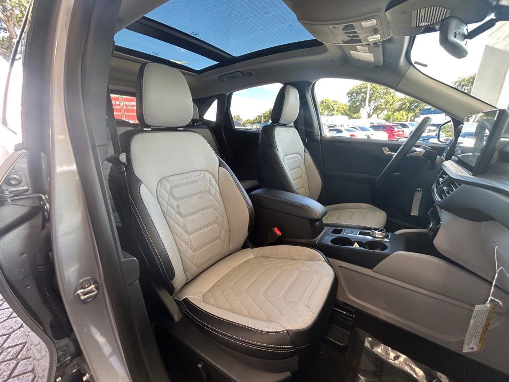 Certified 2024 Ford Escape SE w/ PHEV Premium Package image 30