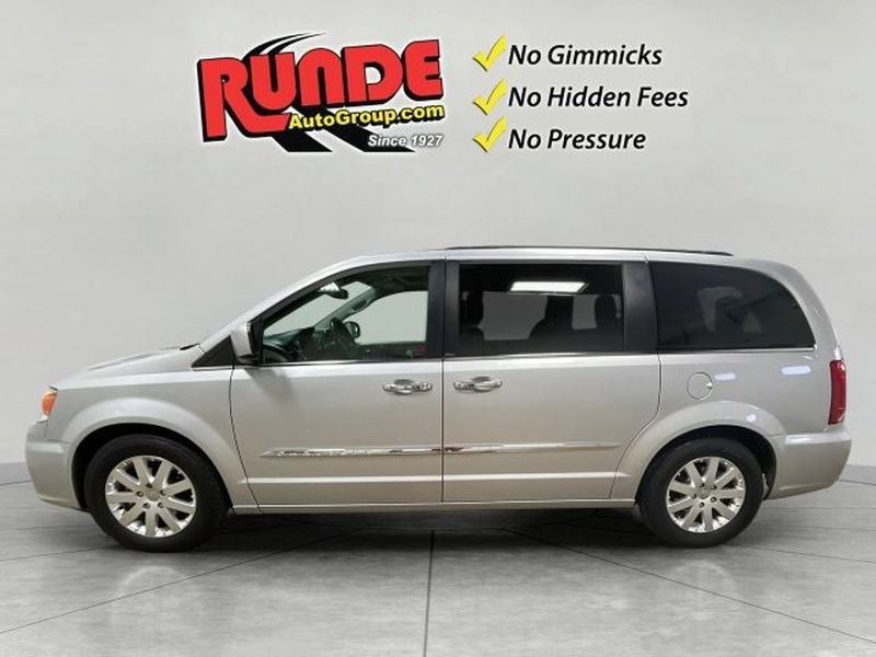Used 2011 Chrysler Town & Country Touring-L w/ Entertainment Group #2 FWD image 8
