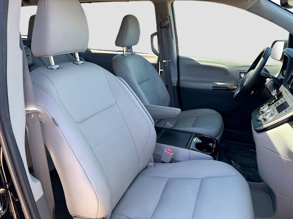 Used 2020 Toyota Sienna XLE w/ XLE Navigation Package image 30