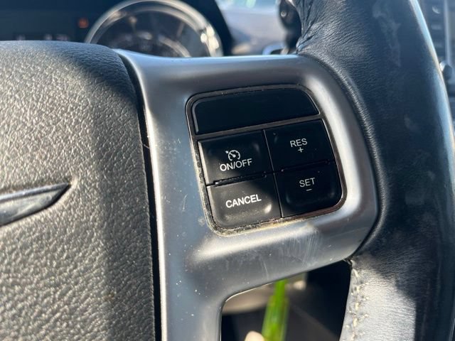 Used 2012 Chrysler Town & Country Touring-L w/ Entertainment Group #2 FWD image 27