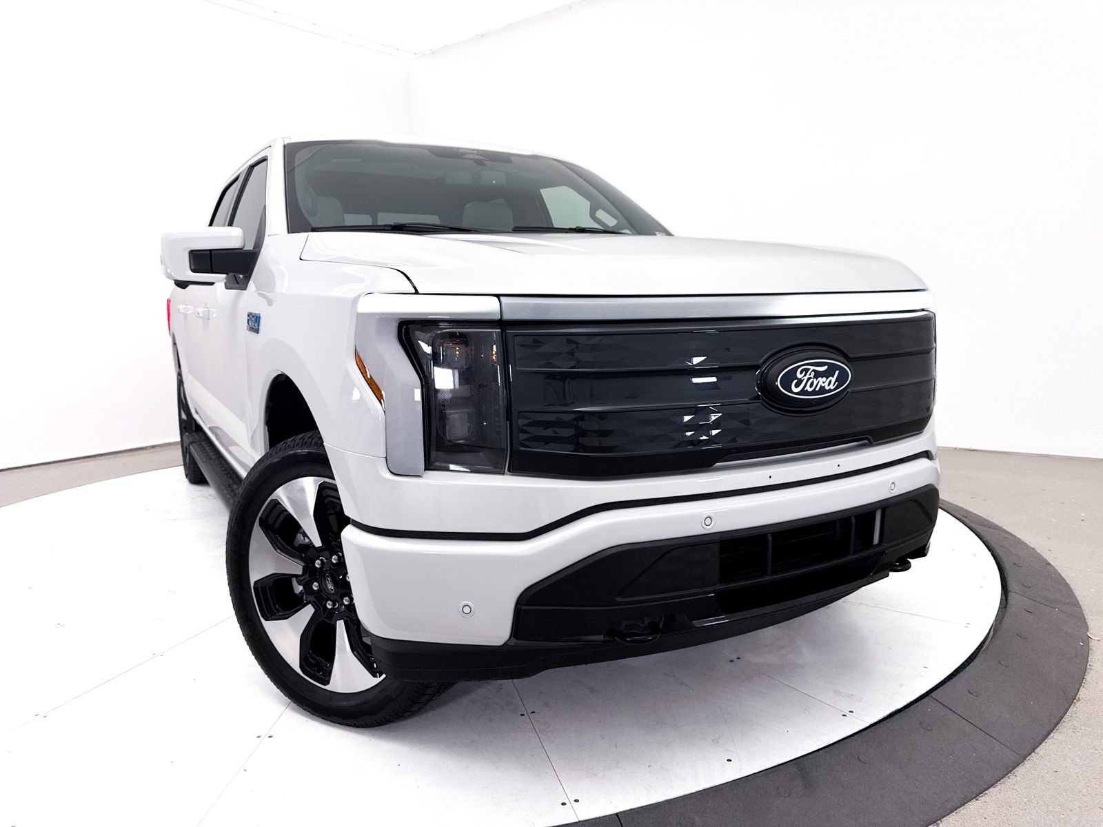 Used 2025 Ford F150 Lightning Platinum AWD/4WD image 8