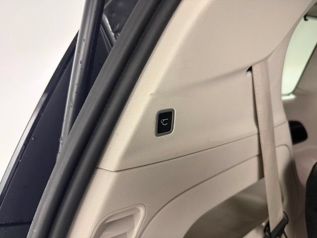 Used 2022 Chrysler Pacifica Touring-L FWD image 9