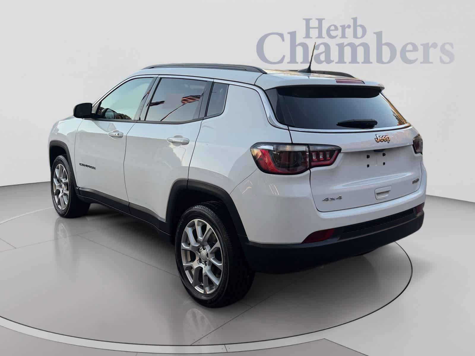 Used 2023 Jeep Compass Latitude AWD/4WD image 3