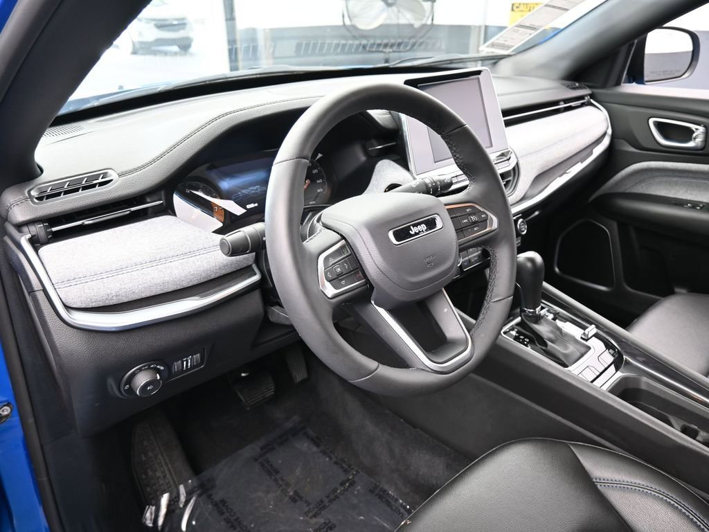 Used 2025 Jeep Compass Latitude AWD/4WD image 10